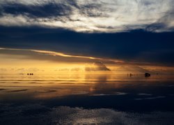 Solnisko Salar de Uyuni, Płaskowyż Altiplano, Zachód słońca, Chmury, Miejscowość Colchani, Departament Potosi, Boliwia