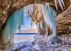 Sople w jaskini lodowej Grand Island Ice Caves w stanie Michigan