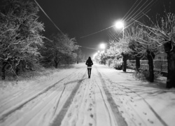 Spacerująca dziewczyna w zimową noc