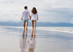 Spacerująca para po plaży