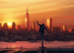 Spacerujący po dachu chłopak podziwia panoramę miasta o zachodzie słońca