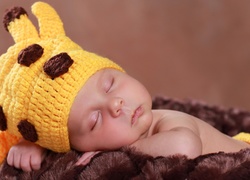 Śpiący maluszek w wełnianej czapeczce
