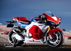 Sportowy motocykl Honda RC213V-S na tle stadionu