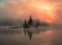 Spowita mgłą cerkiew św. Andrzeja Apostoła nad rzeką Vuoksi w Rosji