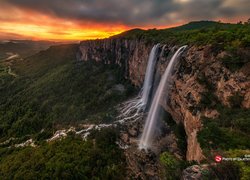 Zachód słońca, Wodospady, Cascate di Lequarci, Skały, Las, Chmury, Ulassai, Sardynia, Włochy