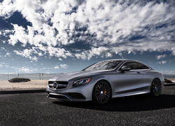 Srebny Mercedes S63 pod chmurkami