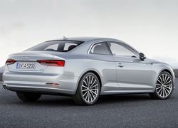 Srebrne Audi A5 i góry w tle