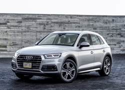 Srebrne Audi Q5 rocznik 2017