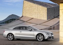 Audi S5, Srebrne, Budynek