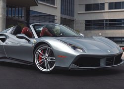 Srebrne Ferrari 488 Spider