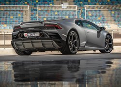 Srebrne Lamborghini Huracan tyłem