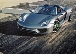 Srebrne Porsche 918 Spyder