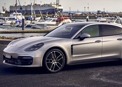 Srebrne Porsche Panamera