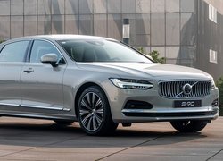 Srebrne Volvo S90