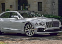 Srebrny Bentley Flying Spur