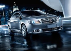 Srebrny Buick LaCrosse