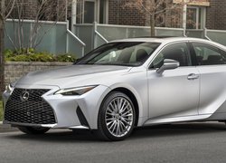 Srebrny Lexus IS