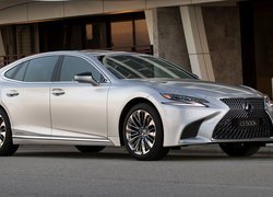 Srebrny Lexus LS Hybryda