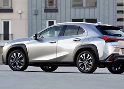 Srebrny, Lexus UX200, Budynek