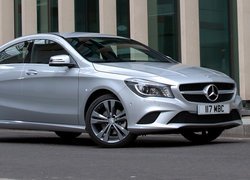 Srebrny Mercedes-Benz CLA