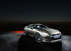 Srebrny Nissan GT-R