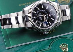 Srebrny Rolex Sky-Dweller