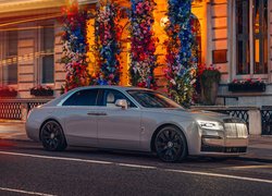 Srebrny Rolls-Royce Ghost EWB