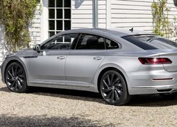 Srebrny Volkswagen Arteon bokiem