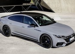 Srebrny Volkswagen Arteon