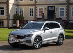 Srebrny Volkswagen Touareg