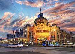 Stacja kolejowa Flinders Street Station w Melbourne i przejeżdżający ulicą tramwaj