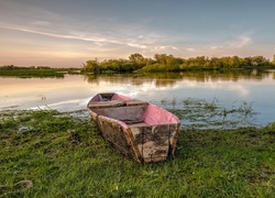 Stara łódka przy brzegu rzeki Biebrzy