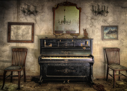 Stare pianino i krzesła w zrujnowanym wnętrzu