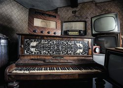 Stare pianino z telewizorami