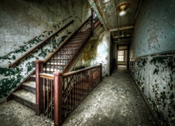 Stare schody w zniszczonym domu