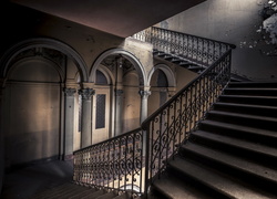 Stare zabytkowe wnętrze z schodami i balustradą