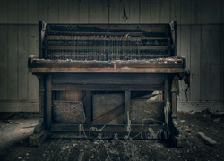 Stare zniszczone pianino