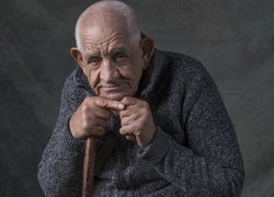 Starszy mężczyzna z laską
