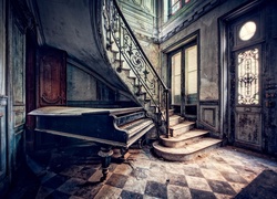 Stary fortepian przy schodach