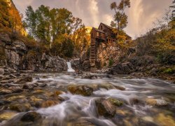 Stary młyn Crystal Mill nad rzeką Crystal River