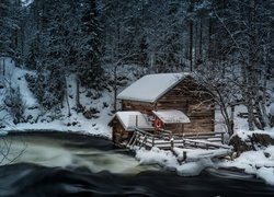 Stary młyn nad rzeką w Parku Narodowym Oulanka