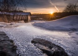 Finlandia, Prowincja Häme, Miasto Tampere, Rzeka Kiimajoki, Stary Młyn, Zima, Drzewa, Promienie słońca