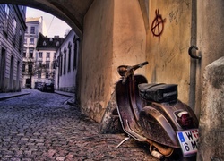 Stary skuter oparty o ścianę budynku