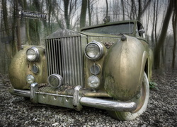 Stary zniszczony Rolls-Royce