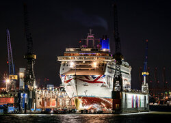 Statek Aurora w porcie w Hamburgu nocą