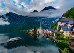 Góry, Alpy Salzburskie, Jezioro Hallstattersee, Domy, Chmury, Statek, Hallstatt, Austria