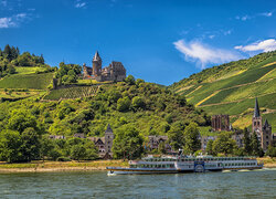 Statek pasażerski na rzece Ren i zamek na wzgórzu w Bacharach