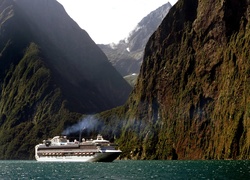 Statek pasażerski w zatoce wśród gór Nowej Zelandii