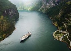 Statek płynący fiordem Geirangerfjord w Norwegii