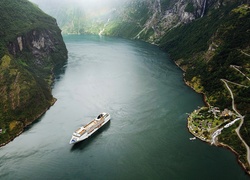 Norwegia, Fiord Geirangerfjord, Skały, Lasy, Wioski, Droga, Statek